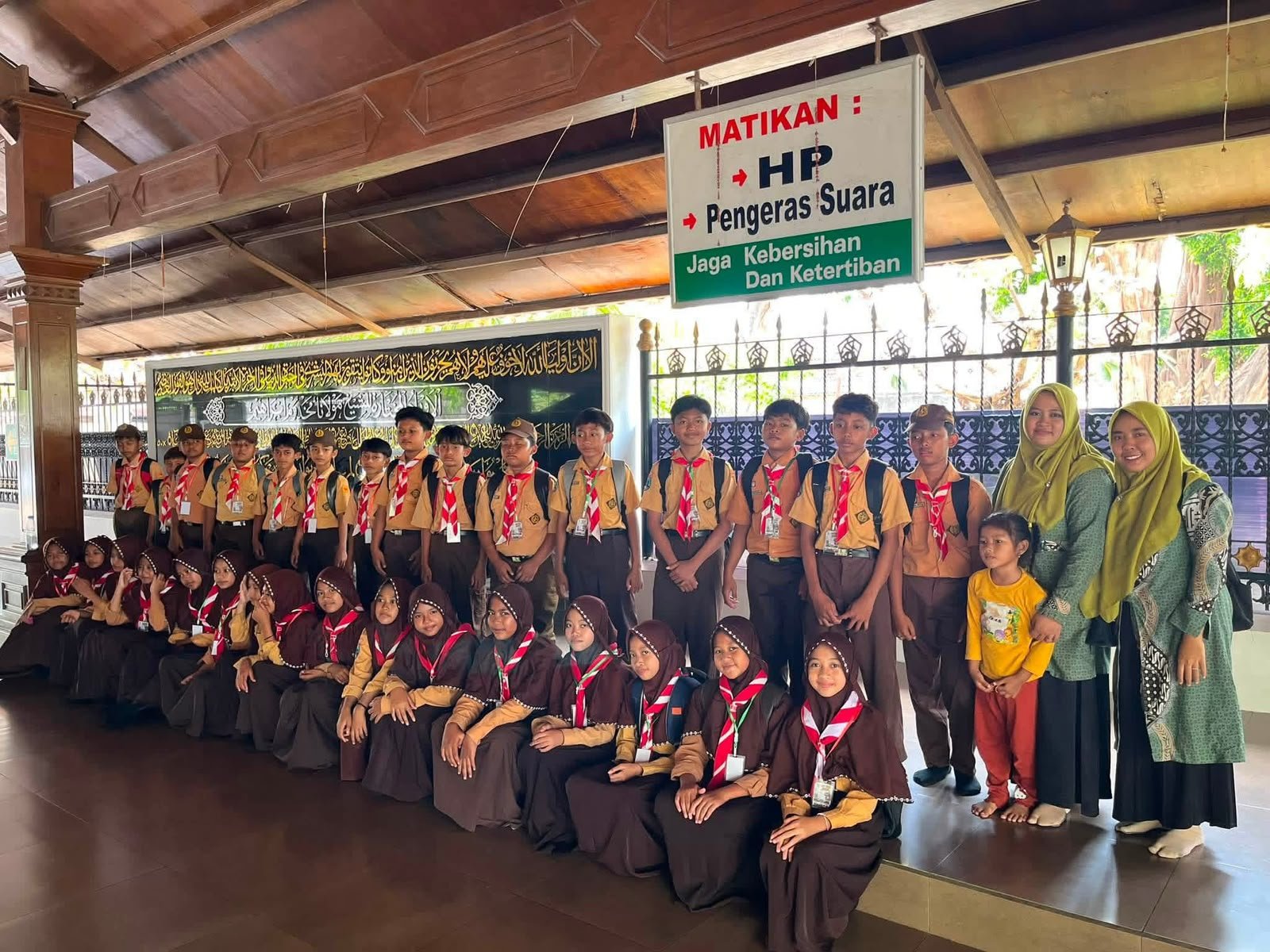 Outing Class 6 a&b Ziarah di Makam Sunan Bonang